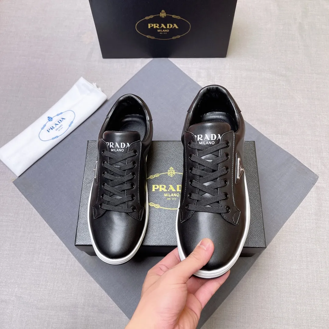P380 Prada Prada's new men's leather sneakers, the highest version on the market, any comparison is welcome🆚! The original leather has excellent texture and is super high-end! Fetal sheep net lining imported from Italy, removable pad! Luxurious materials and fine workmanship, highly recommended! Code number 38-45 No. 058